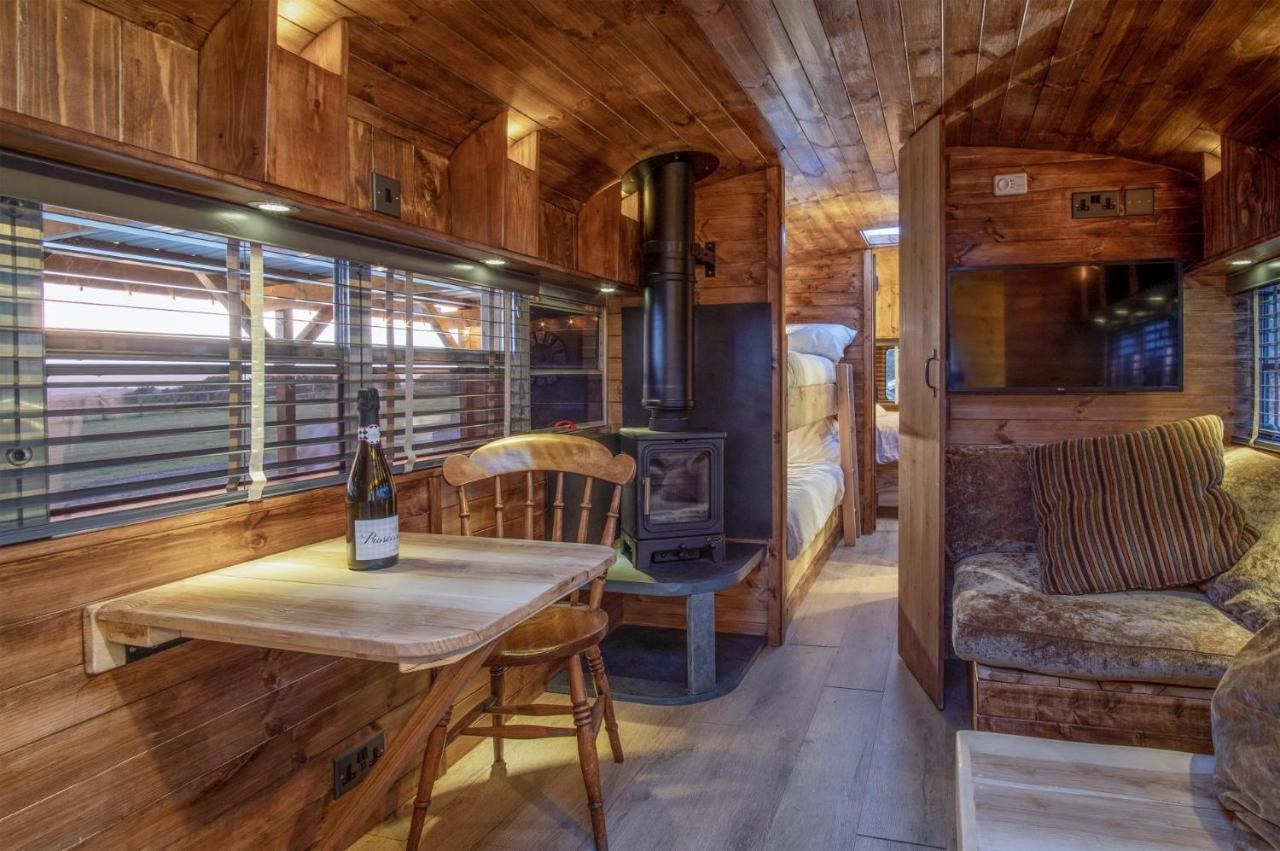 American School Bus - 1 Bedroom - Blossom Farm - Tiers Cross Johnston ภายนอก รูปภาพ