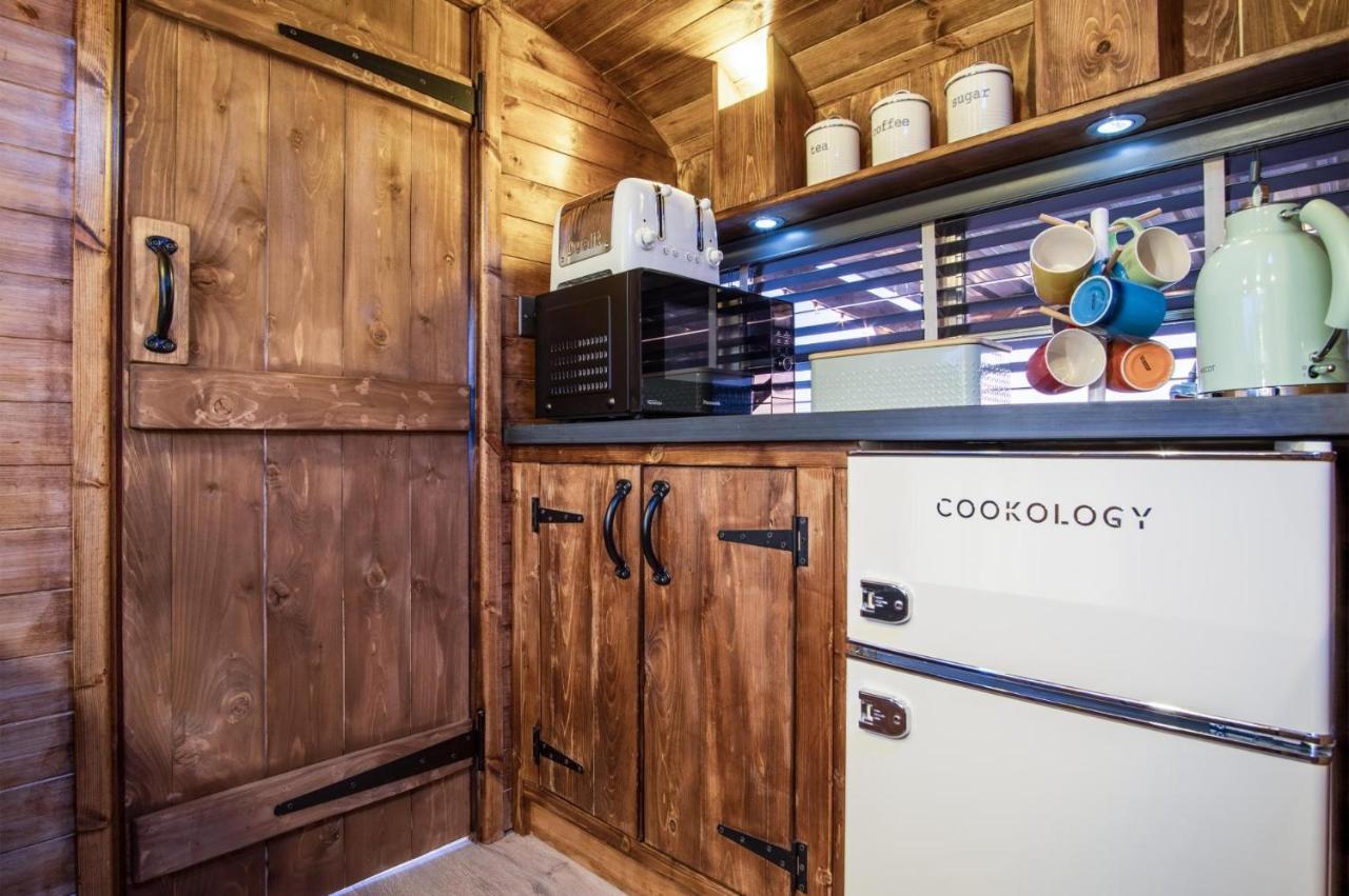 American School Bus - 1 Bedroom - Blossom Farm - Tiers Cross Johnston ภายนอก รูปภาพ