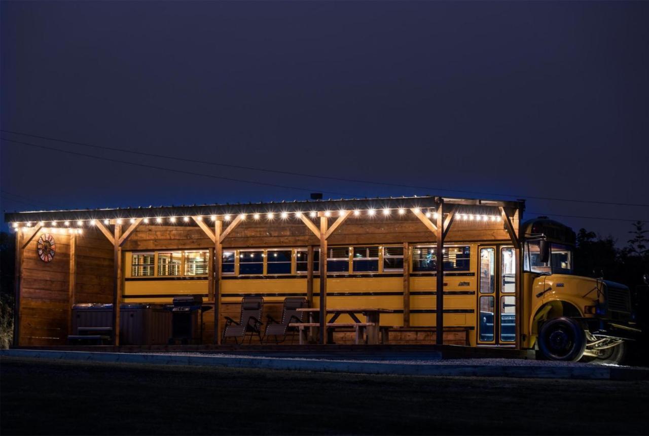 American School Bus - 1 Bedroom - Blossom Farm - Tiers Cross Johnston ภายนอก รูปภาพ