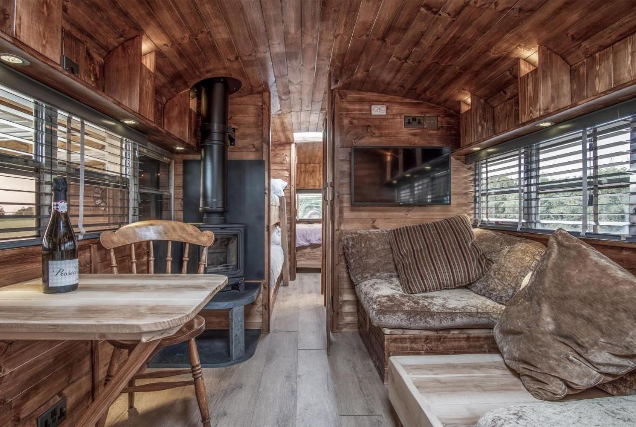 American School Bus - 1 Bedroom - Blossom Farm - Tiers Cross Johnston ภายนอก รูปภาพ