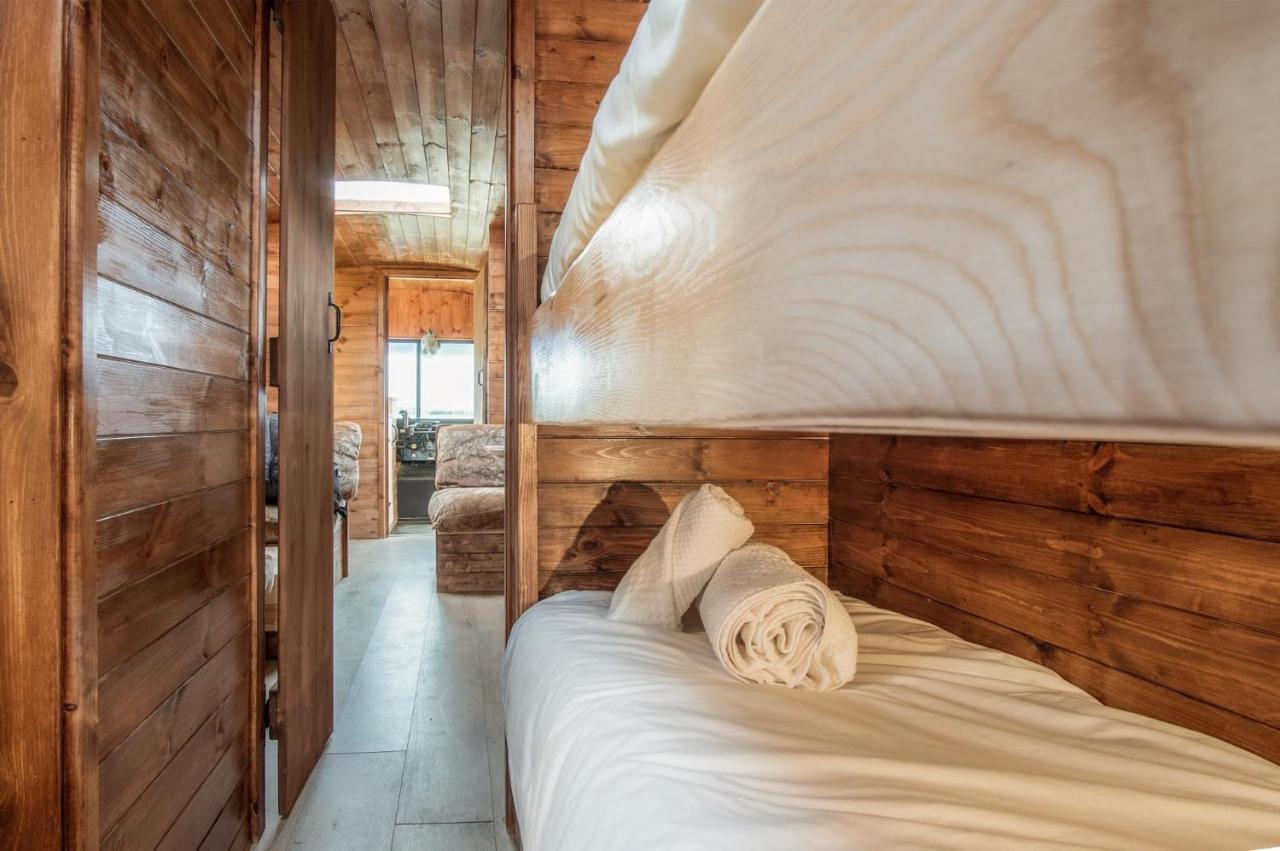 American School Bus - 1 Bedroom - Blossom Farm - Tiers Cross Johnston ภายนอก รูปภาพ