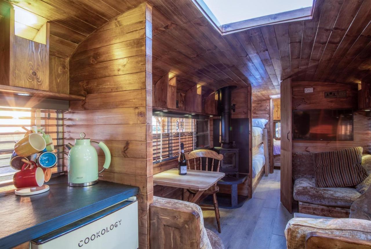 American School Bus - 1 Bedroom - Blossom Farm - Tiers Cross Johnston ภายนอก รูปภาพ