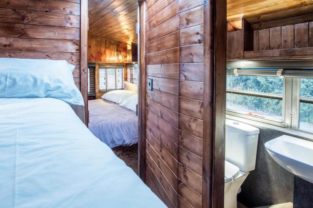 American School Bus - 1 Bedroom - Blossom Farm - Tiers Cross Johnston ภายนอก รูปภาพ
