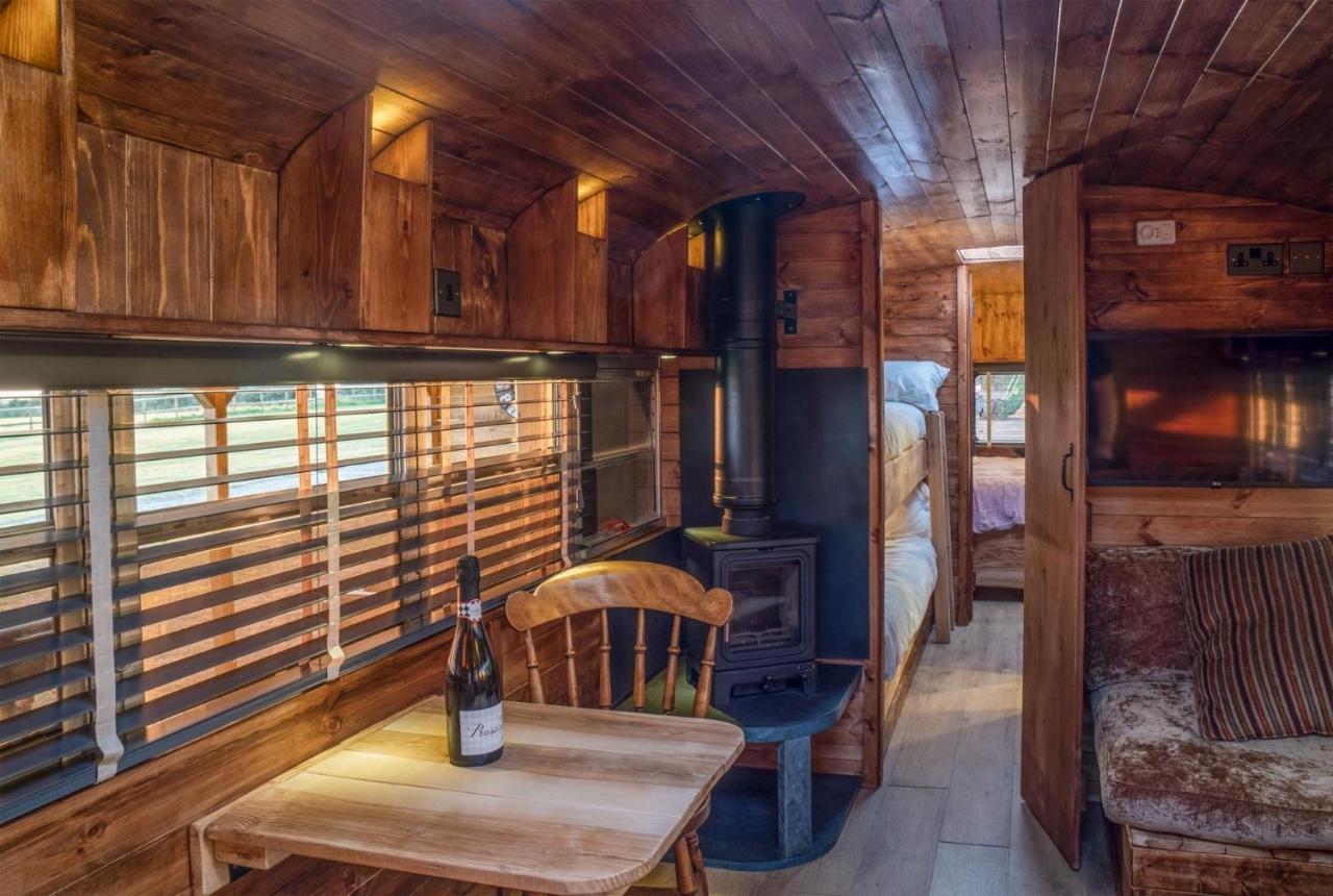 American School Bus - 1 Bedroom - Blossom Farm - Tiers Cross Johnston ภายนอก รูปภาพ