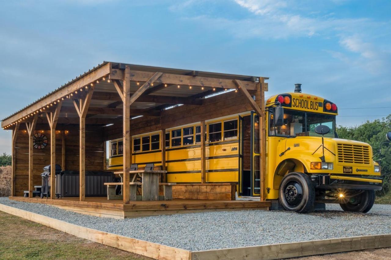 American School Bus - 1 Bedroom - Blossom Farm - Tiers Cross Johnston ภายนอก รูปภาพ