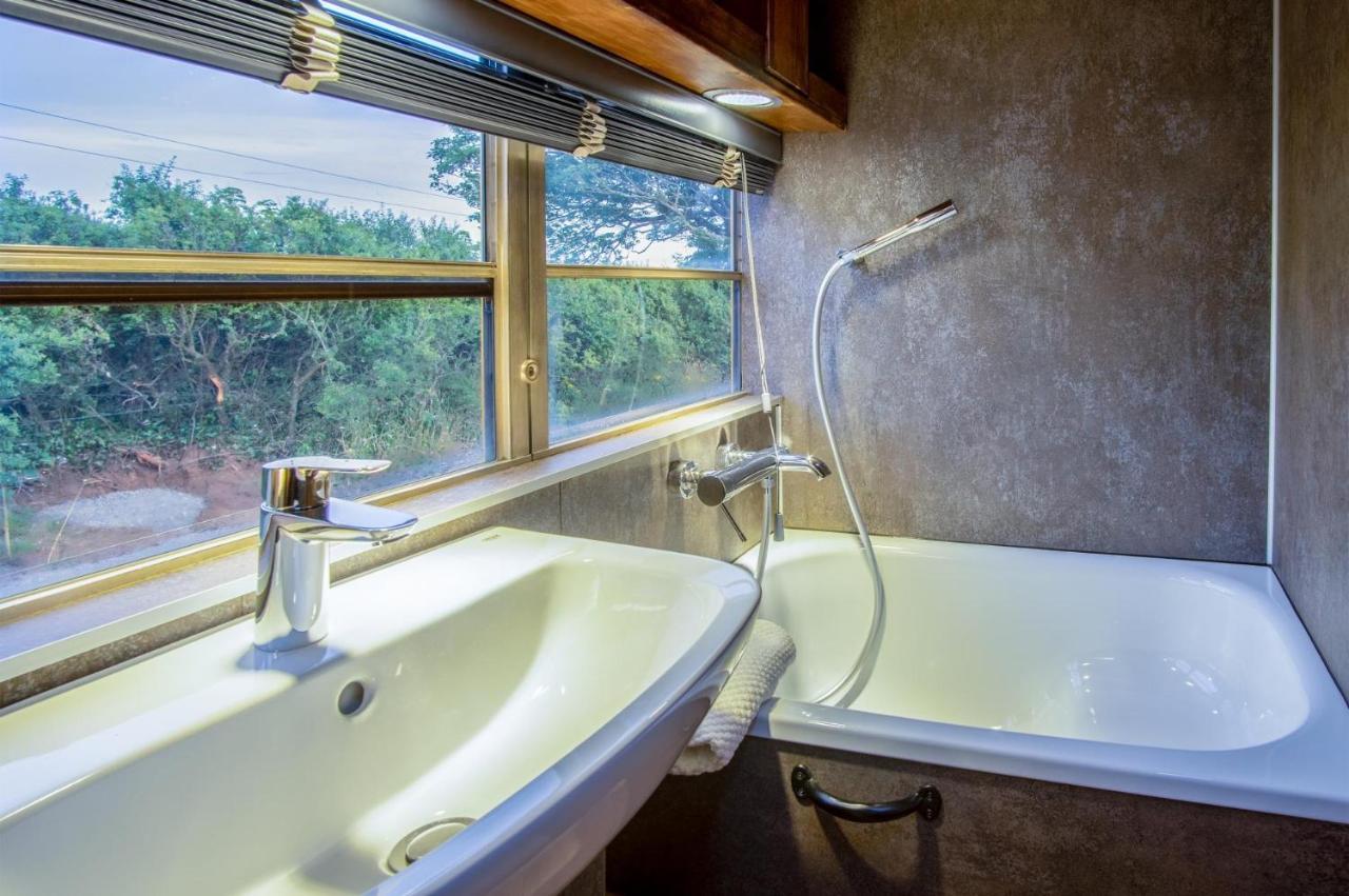 American School Bus - 1 Bedroom - Blossom Farm - Tiers Cross Johnston ภายนอก รูปภาพ