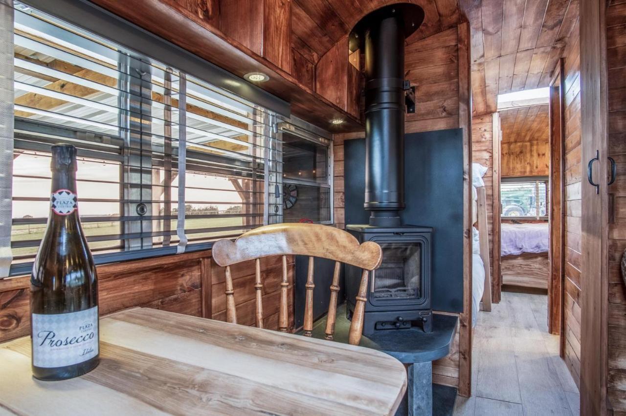 American School Bus - 1 Bedroom - Blossom Farm - Tiers Cross Johnston ภายนอก รูปภาพ