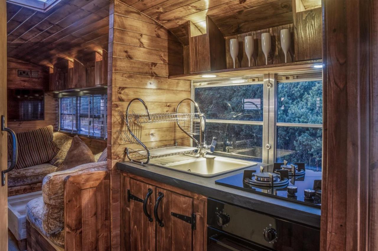 American School Bus - 1 Bedroom - Blossom Farm - Tiers Cross Johnston ภายนอก รูปภาพ