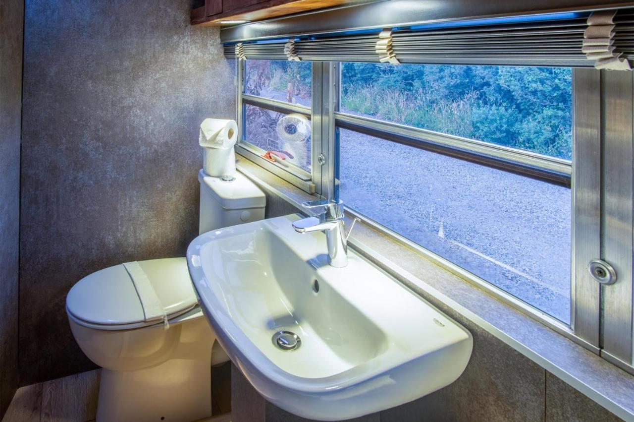 American School Bus - 1 Bedroom - Blossom Farm - Tiers Cross Johnston ภายนอก รูปภาพ
